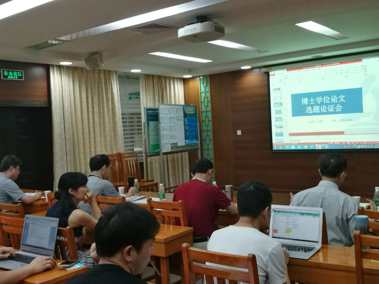 图二:答辩组老师对论文开题提出意见和建议