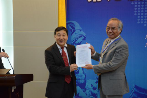 图五:罗选民教授向杜金榜教授转交决议