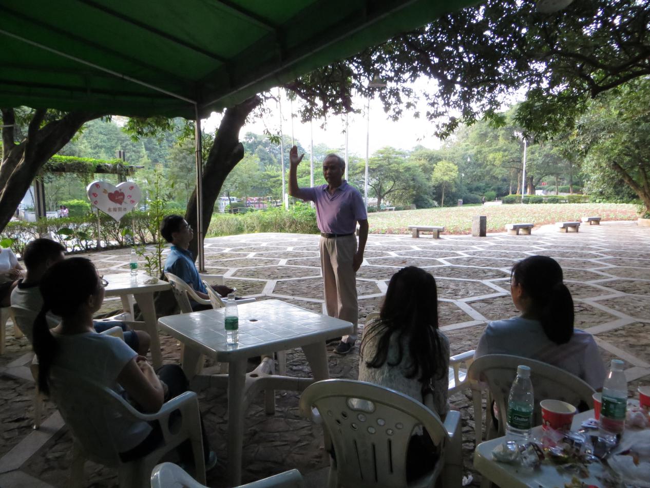 图六:杜金榜教授朗诵诗歌