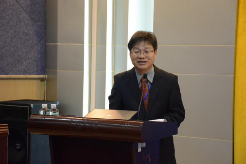 图一:袁传有教授担任开幕式主持人